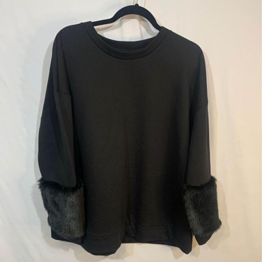 VERA WANG woman’s sweatshirt with faux fur wrists. Gorgeous! Crew neck. XXL. Bla